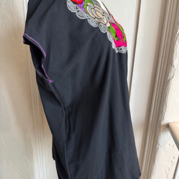 Mexican Vintage Bohemian Black with Vibrant Embroidered Flowers Bouse Size XL - Picture 4 of 7